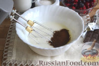 Фото приготовления рецепта: Ягодный торт-семифредо с теплым шоколадным соусом - шаг №3