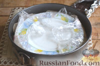 Фото приготовления рецепта: Ягодный торт-семифредо с теплым шоколадным соусом - шаг №15