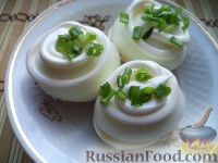 Фото к рецепту: Яйца, фаршированные крабовыми палочками