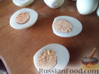 Фото приготовления рецепта: Яйца, фаршированные крабовыми палочками - шаг №3