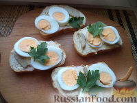 Фото к рецепту: Бутерброды с печенью трески и яйцами
