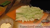 Фото приготовления рецепта: Салат из пекинской капусты с курицей и сухариками - шаг №2