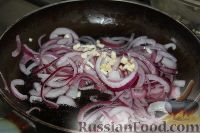Фото приготовления рецепта: Салат из рыбных консервов с фасолью - шаг №3