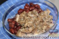 Фото приготовления рецепта: Салат из рыбных консервов с фасолью - шаг №7