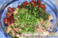 Фото приготовления рецепта: Салат из рыбных консервов с фасолью - шаг №8