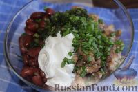 Фото приготовления рецепта: Салат из рыбных консервов с фасолью - шаг №9