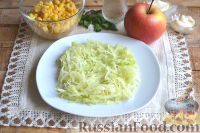 Фото приготовления рецепта: Слоеный салат из редьки, с яблоками и кукурузой - шаг №2
