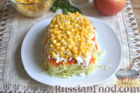 Фото приготовления рецепта: Слоеный салат из редьки, с яблоками и кукурузой - шаг №8
