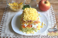 Фото приготовления рецепта: Слоеный салат из редьки, с яблоками и кукурузой - шаг №10