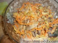 Фото приготовления рецепта: Салат из куриной печени, с корейской морковью - шаг №9