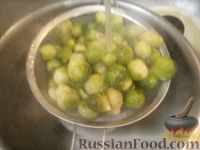 Фото приготовления рецепта: Брюссельская капуста, жаренная в масле - шаг №5