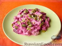 Фото к рецепту: Свекольный салат с тыквенными семечками