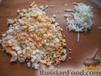 Фото приготовления рецепта: Салат с печенью трески - шаг №5