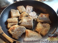 Фото приготовления рецепта: Рыба под сметанным соусом - шаг №5