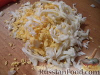 Фото приготовления рецепта: Свекольный салат с сыром и яйцом "Загадка" - шаг №4