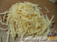 Фото приготовления рецепта: Свекольный салат с сыром и яйцом "Загадка" - шаг №5