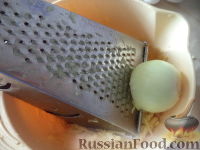 Фото приготовления рецепта: Драники с сыром и чесноком - шаг №2