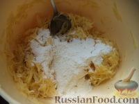 Фото приготовления рецепта: Драники с сыром и чесноком - шаг №6
