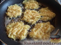 Фото приготовления рецепта: Драники с сыром и чесноком - шаг №8