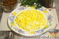 Фото приготовления рецепта: Салат с крабовыми палочками и маслинами - шаг №2