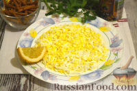 Фото приготовления рецепта: Салат с крабовыми палочками и маслинами - шаг №3
