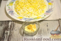 Фото приготовления рецепта: Салат с крабовыми палочками и маслинами - шаг №4