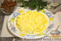 Фото приготовления рецепта: Салат с крабовыми палочками и маслинами - шаг №5