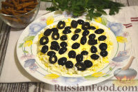 Фото приготовления рецепта: Салат с крабовыми палочками и маслинами - шаг №6