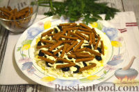 Фото приготовления рецепта: Салат с крабовыми палочками и маслинами - шаг №7