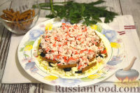 Фото приготовления рецепта: Салат с крабовыми палочками и маслинами - шаг №8