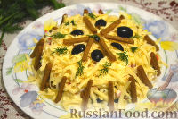 Фото приготовления рецепта: Салат с крабовыми палочками и маслинами - шаг №9