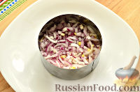 Фото приготовления рецепта: Салат с редькой и курицей - шаг №4
