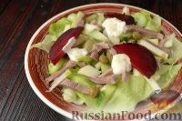 Фото к рецепту: Салат с языком и яблоками
