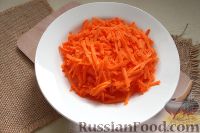 Фото приготовления рецепта: Салат из редьки, моркови и перца - шаг №3