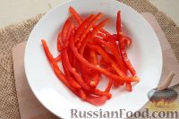 Фото приготовления рецепта: Салат из редьки, моркови и перца - шаг №6