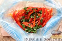 Фото приготовления рецепта: Салат из редьки, моркови и перца - шаг №7