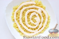 Фото приготовления рецепта: Слоеный салат «Крабы в шубе», с рисом и сухариками - шаг №3