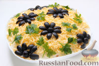 Фото приготовления рецепта: Слоеный салат «Крабы в шубе», с рисом и сухариками - шаг №11