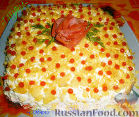 Фото к рецепту: Слоёный салат "Наслаждение" с красной рыбой
