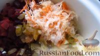Фото приготовления рецепта: Винегрет с огурцами, квашеной капустой и горошком - шаг №2