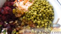 Фото приготовления рецепта: Винегрет с огурцами, квашеной капустой и горошком - шаг №3