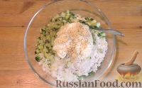 Фото приготовления рецепта: Салат с креветками и рисом - шаг №8