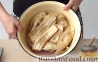 Фото приготовления рецепта: Рулетики из баклажанов с сырной начинкой - шаг №1