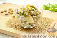 Фото к рецепту: Салат с ананасом, копченой курицей, грибами и сухариками