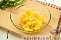 Фото приготовления рецепта: Салат с ананасом, копченой курицей, грибами и сухариками - шаг №4