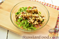 Фото приготовления рецепта: Салат с ананасом, копченой курицей, грибами и сухариками - шаг №7