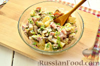 Фото приготовления рецепта: Салат с ананасом, копченой курицей, грибами и сухариками - шаг №10