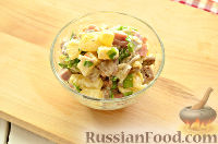 Фото приготовления рецепта: Салат с ананасом, копченой курицей, грибами и сухариками - шаг №11