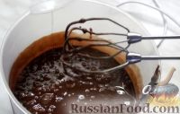 Фото приготовления рецепта: Шоколадный брауни с творожной начинкой - шаг №7
