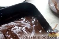 Фото приготовления рецепта: Шоколадный брауни с творожной начинкой - шаг №9